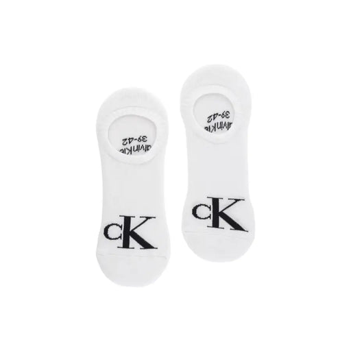 Chaussettes basses blanches Calvin Klein Jeans pour homme, avec logo CK noir et indication de taille près du talon.