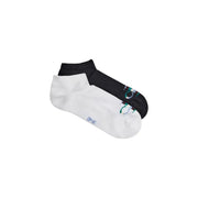 Une paire de Calvin Klein Jeans Chaussettes basses pour homme, noires et blanches, avec un logo discret sur le pied.