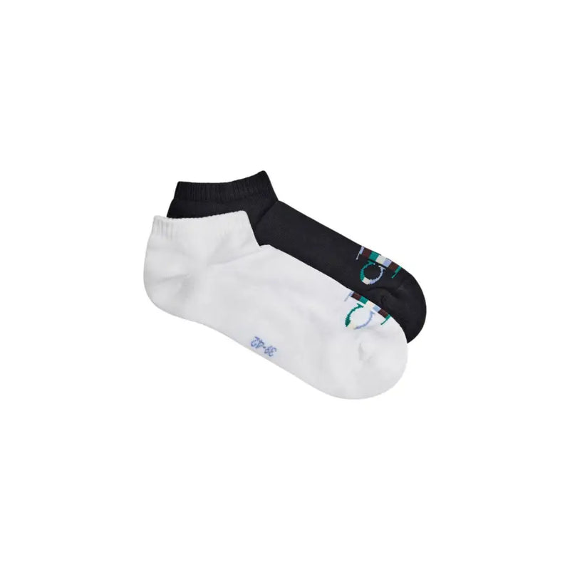 Une paire de Calvin Klein Jeans Chaussettes basses pour homme, noires et blanches, avec un logo discret sur le pied.
