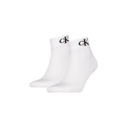 Chaussettes blanches à cheville avec logo CK noir sur le bord, issues de la collection de sous-vêtements homme Calvin Klein Jeans.