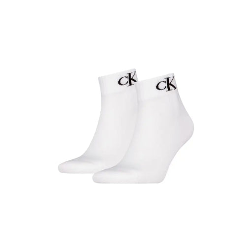Chaussettes blanches à cheville avec logo CK noir sur le bord, issues de la collection de sous-vêtements homme Calvin Klein Jeans.