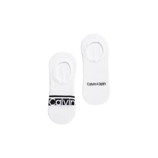 Chaussettes invisibles blanches Calvin Klein Jeans pour homme, avec bande logotée noire et nom de la marque au talon.