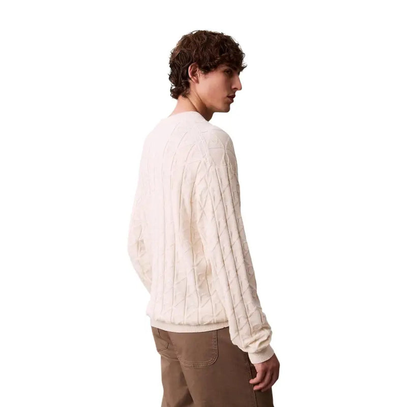 Pull en coton à torsades couleur crème avec motif géométrique texturé de la collection homme de Calvin Klein Jeans