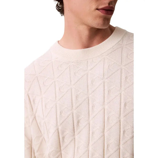Pull en maille de coton couleur crème avec motif géométrique en losanges et col côtelé de Calvin Klein Jeans collection homme