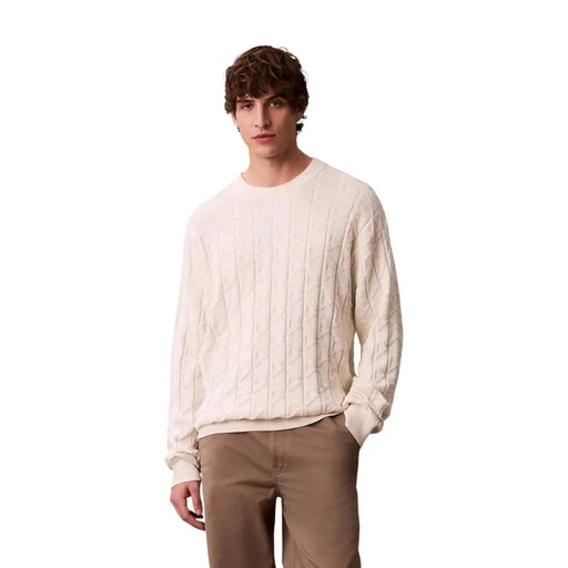 Calvin Klein Jeans Pull en maille géométrique blanche pour homme, composé d'un pull en maille torsadée couleur crème et de poignets côtelés.