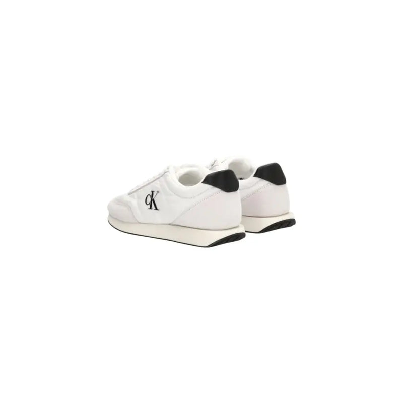 Calvin Klein Jeans Baskets montantes blanches en polyester pour homme, avec détails noirs au talon et sur la semelle, vues de l'arrière.
