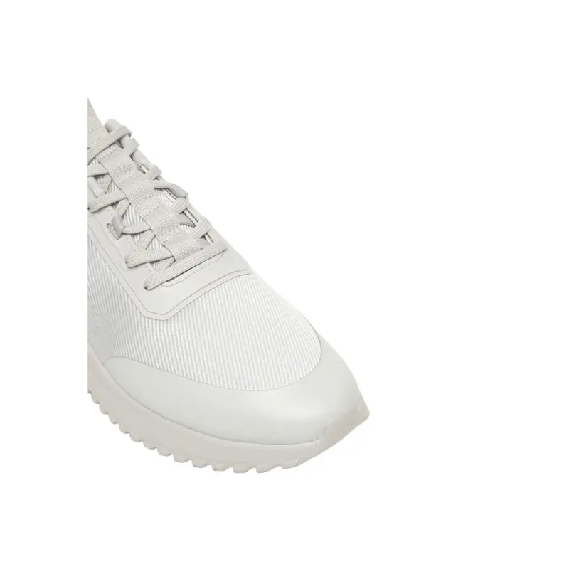 Calvin Klein Jeans Baskets blanches pour homme, style sport, avec tige en mesh et semelle en caoutchouc, idéales pour une tenue décontractée.