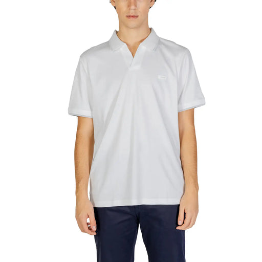 Calvin Klein Jeans men’s classic white polo shirt made of 100% cotton with subtle texture and Lacoste crocodile logo