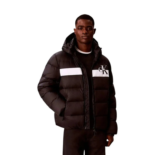 Calvin Klein Jeans Doudoune homme noire à rayures horizontales blanches et logo CK sur la poitrine, vue de face