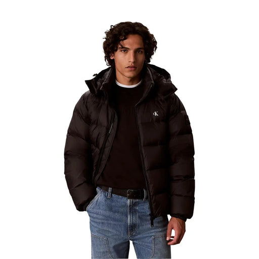Calvin Klein Jeans Doudoune noire pour homme avec capuche matelassée et logo discret, vue de face