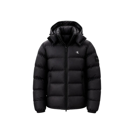 Calvin Klein Jeans Doudoune homme en tissu matelassé noir avec capuche et logo discret sur la poitrine et la manche, vue de face