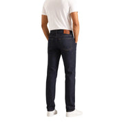 Calvin Klein Jean slim pour homme en denim indigo foncé avec étiquette de marque en cuir marron, vue de dos