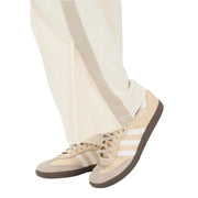 Baskets adidas Samba beiges à rayures blanches et semelles en caoutchouc marron, associées à Calvin Klein Jeans pantalon en coton beige pour femme