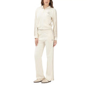 Pantalon Calvin Klein Jeans pour femme en coton beige avec logos brodés discrets sur la cuisse et pantalon zippé assorti. top
