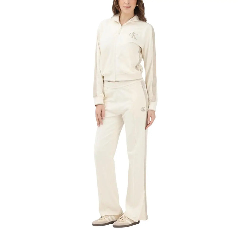 Pantalon Calvin Klein Jeans pour femme en coton beige avec logos brodés discrets sur la cuisse et pantalon zippé assorti. top