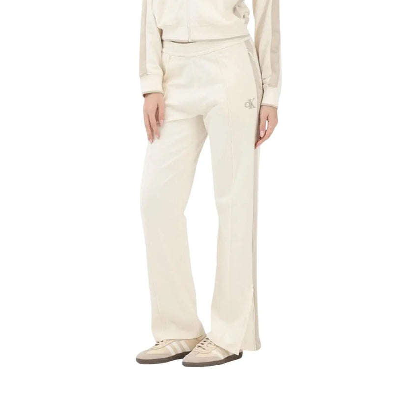 Calvin Klein Jeans Pantalon en coton beige pour femme, comprenant un pantalon de survêtement couleur crème avec fente latérale et logo brodé