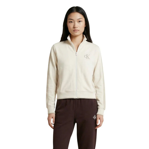 couleur crème Calvin Klein Jeans Veste de survêtement zippée pour femme en mélange de coton avec logo brodé sur la poitrine et la jambe gauche