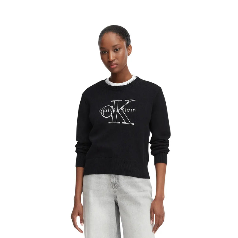 Calvin Klein Jeans Pull en maille de coton noir pour femme, orné d'un logo brodé blanc et d'une bordure nacrée au col.