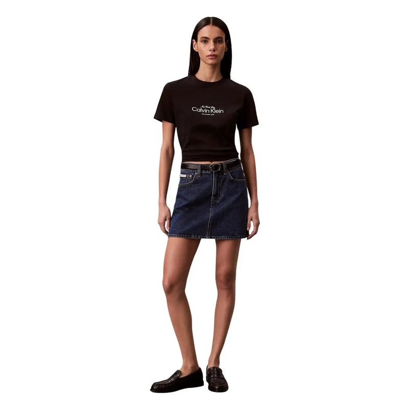 Calvin Klein Jeans T-shirt court en coton noir pour femme, avec logo blanc imprimé et col rond.