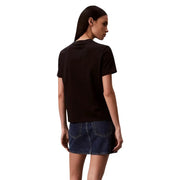 T-shirt noir en coton à manches courtes Calvin Klein Jeans T-shirt femme à col rond simple porté par un mannequin