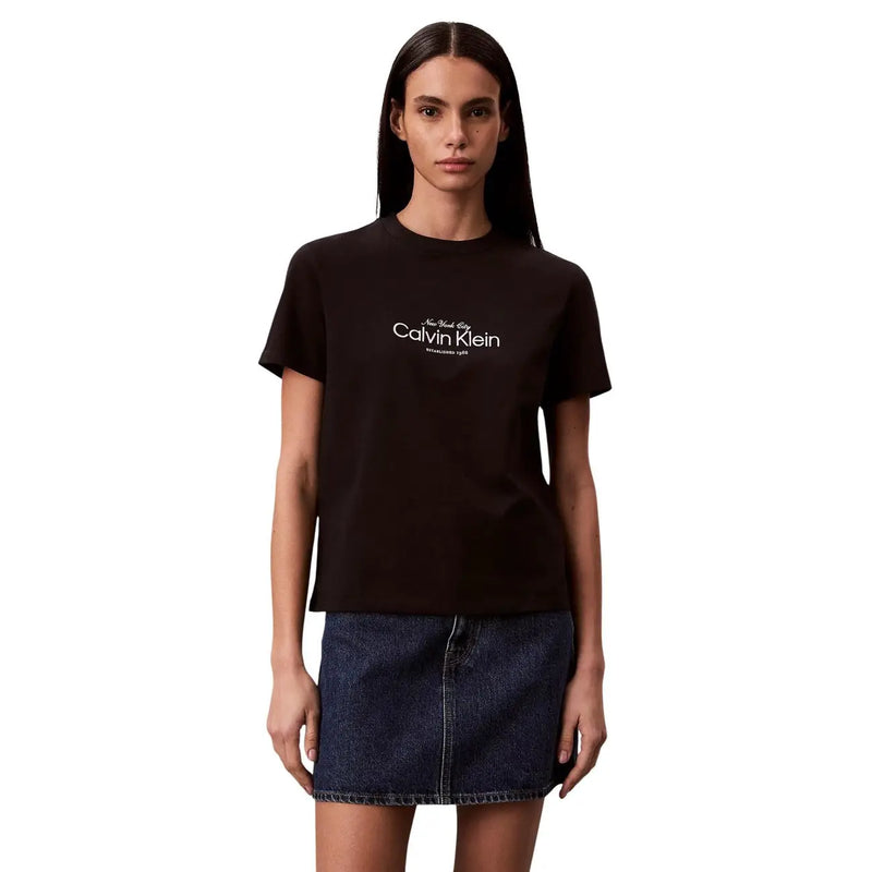 T-shirt noir en coton à col rond pour femme par Calvin Klein Jeans avec la ville de New York blanche et Calvin Klein impression du logo
