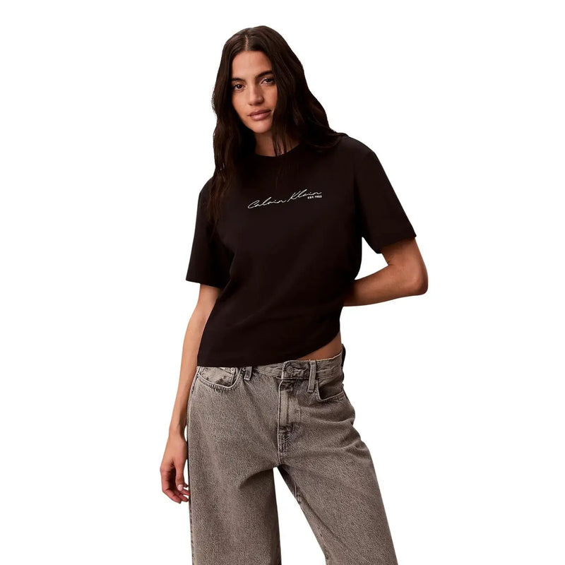 Calvin Klein Jeans femme en coton noir court t-shirt avec le logo signature blanc brodé sur la poitrine