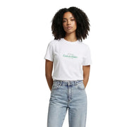 Calvin Klein T-shirt noir en coton à col rond pour femme, avec logo vert de New York imprimé sur la poitrine et tissu blanc.