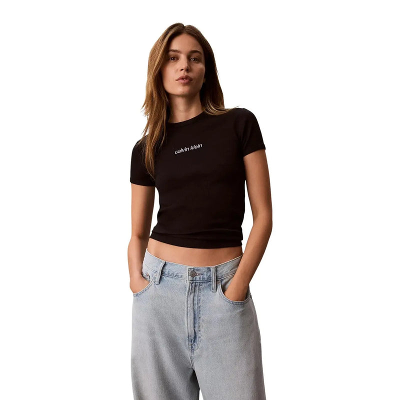 Noir Calvin Klein Jeans femmes en coton court t-shirt avec logo blanc sur la poitrine et col rond