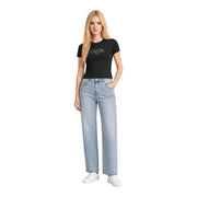 Noir Calvin Klein Jeans T-shirt court classique en coton pour femme avec logo blanc, porté avec un jean délavé et des baskets blanches.