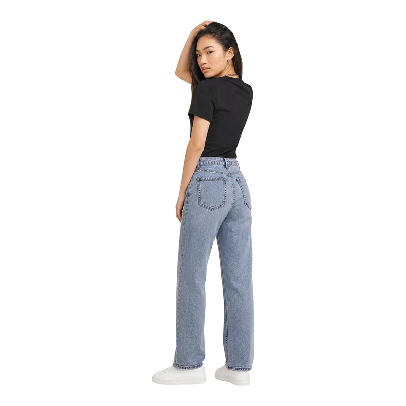 Jean en denim clair délavé, coupe droite décontractée et poches arrière classiques pour un style casual.