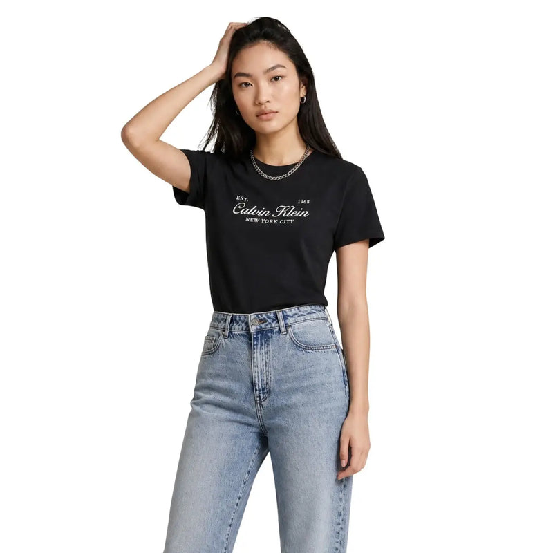 Calvin Klein Jeans T-shirt court en coton noir pour femme, orné d'un imprimé blanc au design classique.