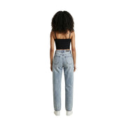 Jean en denim clair délavé, taille haute et coupe droite, associé à un t-shirt Calvin Klein pour femme en coton noir à col carré. top