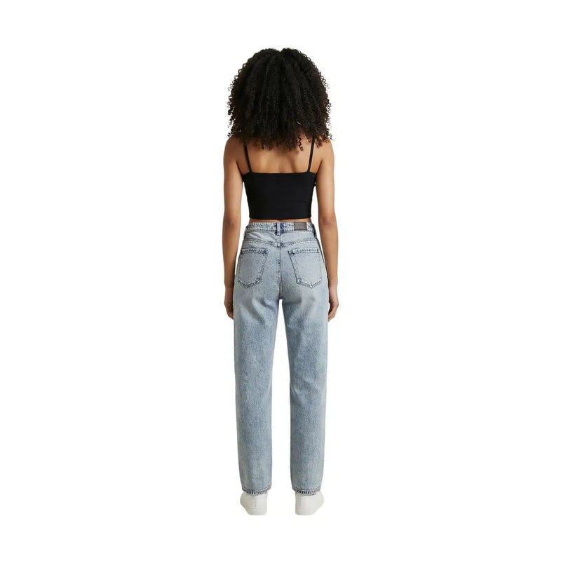 Jean en denim clair délavé, taille haute et coupe droite, associé à un t-shirt Calvin Klein pour femme en coton noir à col carré. top