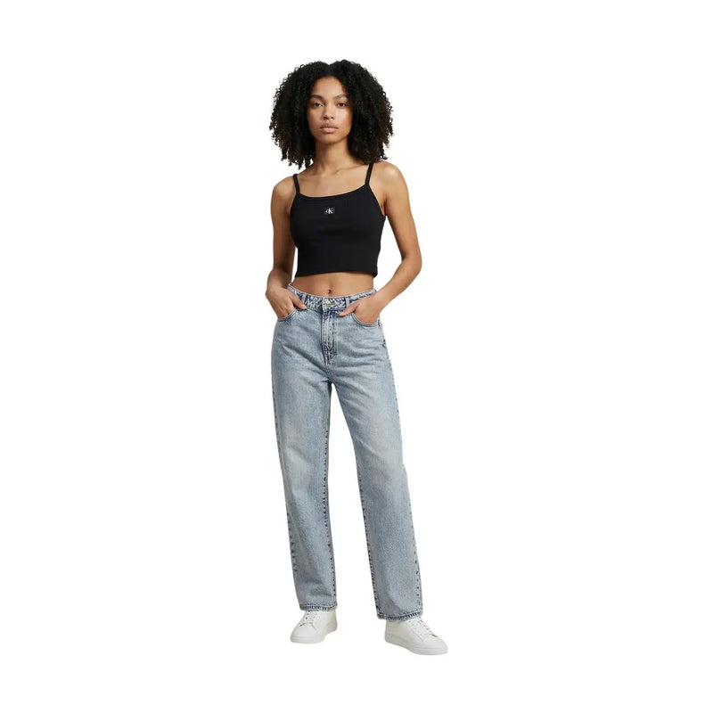 Jean en denim clair délavé, coupe droite et coutures classiques, associé à un legging noir en coton Calvin Klein pour femme top