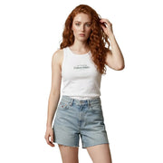 Débardeur blanc Calvin Klein top avec un logo noir et une coupe classique, parfait pour une tenue décontractée