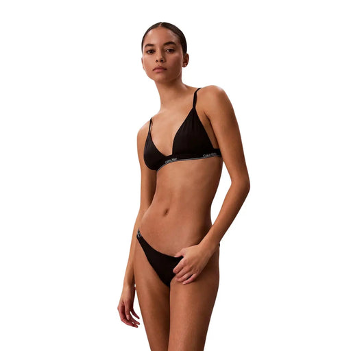 Calvin Klein Jeans Ensemble bikini triangle noir pour femme, comprenant un soutien-gorge triangle en coton noir et une culotte assortie.