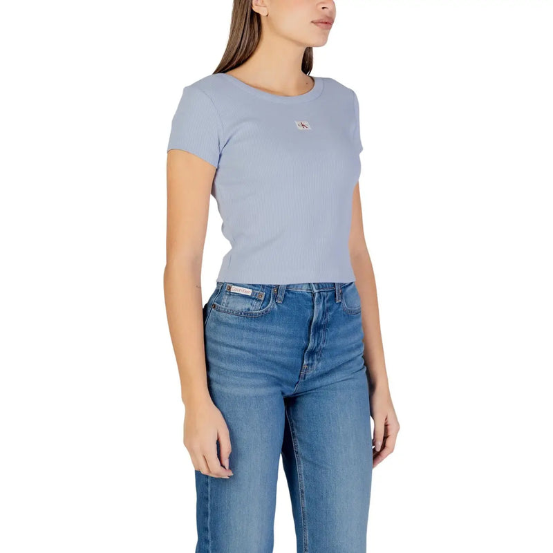 Calvin Klein Jeans T-shirt femme bleu en coton à col rond, manches courtes bleu clair et logo brodé sur la poitrine gauche