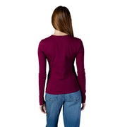 Un t-shirt ajusté à manches longues en coton bordeaux top avec un col rond de Calvin Klein Jeans collection femme