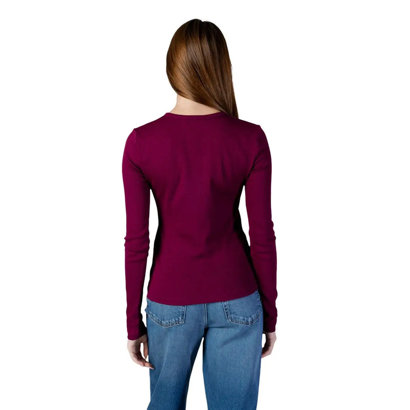 Un t-shirt ajusté à manches longues en coton bordeaux top avec un col rond de Calvin Klein Jeans collection femme