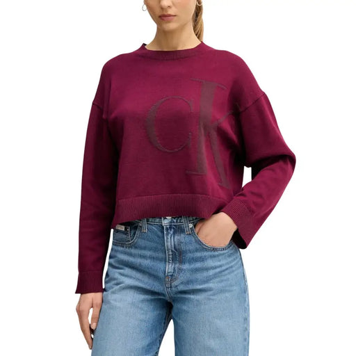 Calvin Klein Jeans Pull court en maille bordeaux pour femme avec logo CK texturé