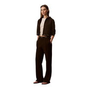 Noir Calvin Klein sweat à capuche court avec poignets et taille côtelés, associé à un coton marron Calvin Klein Jeans pantalon
