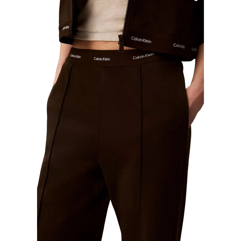Calvin Klein Jeans Pantalon en coton marron pour femme, coupe ajustée et logo blanc discret sur la ceinture.