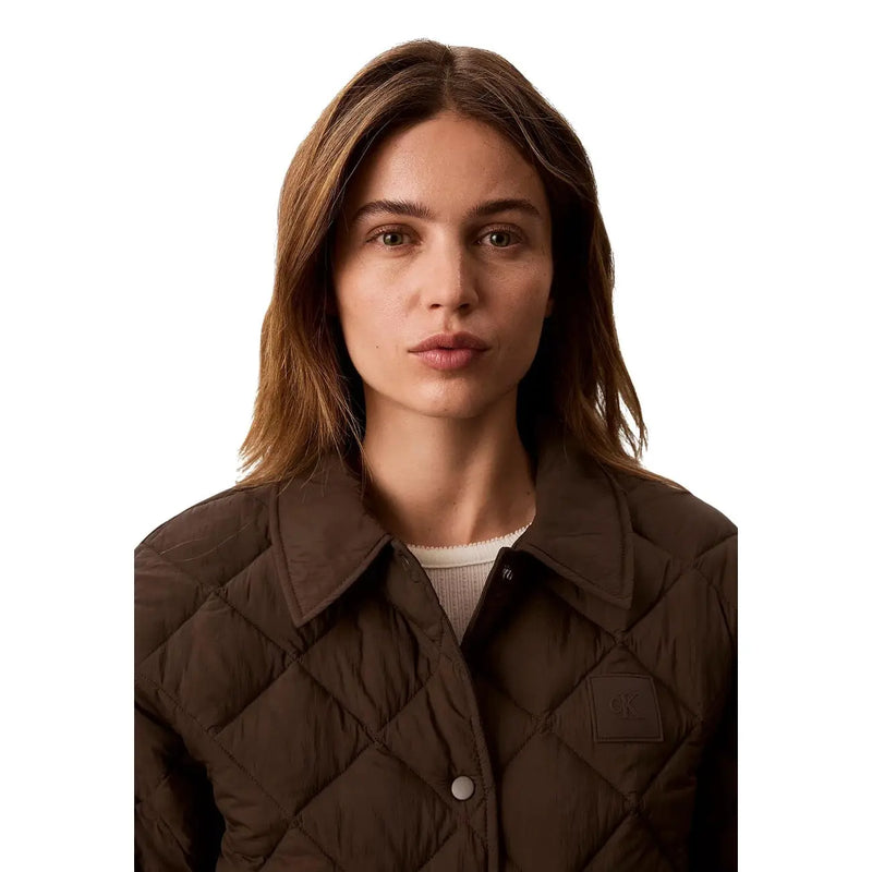 Veste matelassée en nylon marron pour femme par Calvin Klein Jeans avec col classique et fermeture à boutons