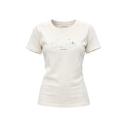 couleur crème Calvin Klein Jeans T-shirt femme en coton à col rond avec logo Calvin argenté métallisé et texte plus petit en dessous
