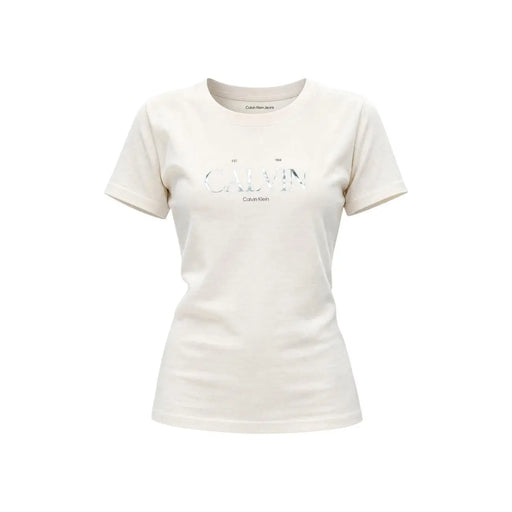 couleur crème Calvin Klein Jeans T-shirt femme en coton à col rond avec logo Calvin argenté métallisé et texte plus petit en dessous