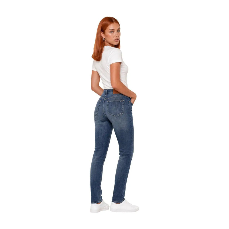 Calvin Klein T-shirt blanc à col rond en coton pour femme, porté avec un jean slim taille haute bleu (vue de dos).