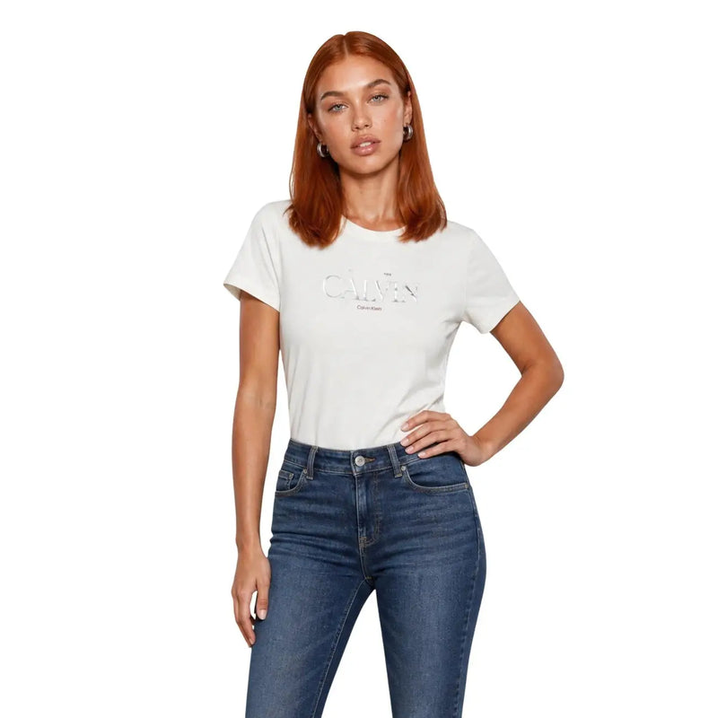 Calvin Klein Jeans T-shirt blanc en coton à col rond pour femme, orné d'un discret logo argenté sur la poitrine.