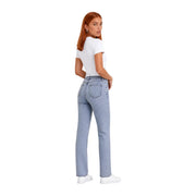 Jean en denim clair à coupe droite et poches arrière classiques, porté de dos avec un t-shirt blanc en coton Calvin Klein Jeans.