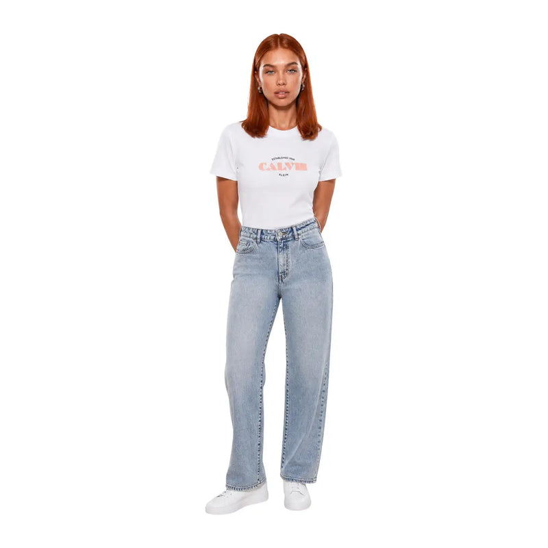 Jean en denim clair délavé, taille haute, coupe droite et coutures classiques, associé à un t-shirt blanc en coton Calvin Klein
