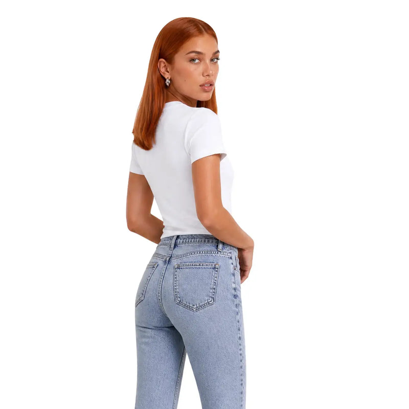 Jean en denim clair délavé, coupe classique cinq poches et délavage subtil aux cuisses, associé à un t-shirt en coton blanc Calvin Klein t-shirt